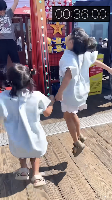 ぶら下がりチャレンジでがんばるパパ