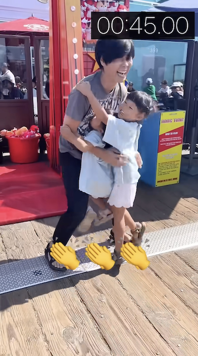 ぶら下がりチャレンジでがんばるパパ