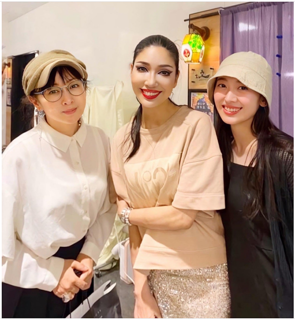 アンミカが公開した斉藤由貴と水嶋凜親子との3ショット