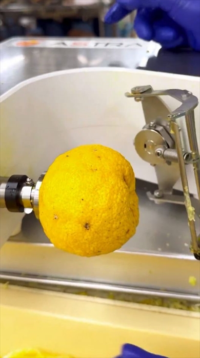 老舗和菓子屋が愛用する便利なゆず剥きマシン