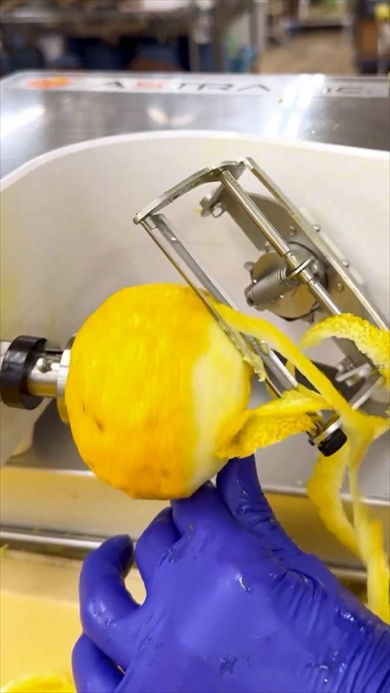 老舗和菓子屋が愛用する便利なゆず剥きマシン