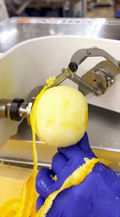 老舗和菓子屋が愛用する便利なゆず剥きマシン