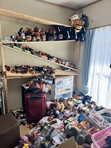 ぬいぐるみの棚が崩れて大惨事