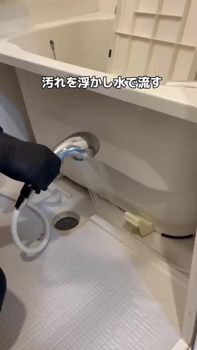 エプロンの内側を洗う男性