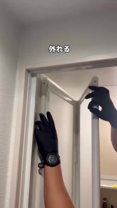 ドアを外す男性