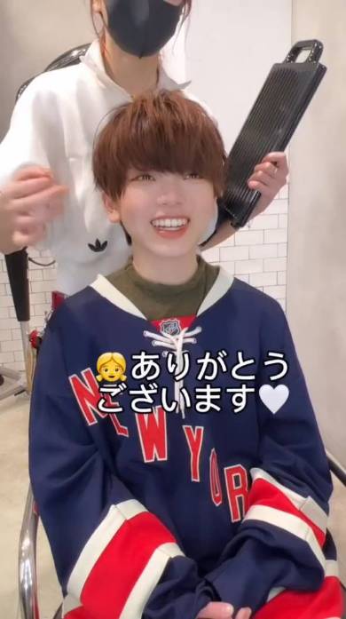 メンズカットをする女性