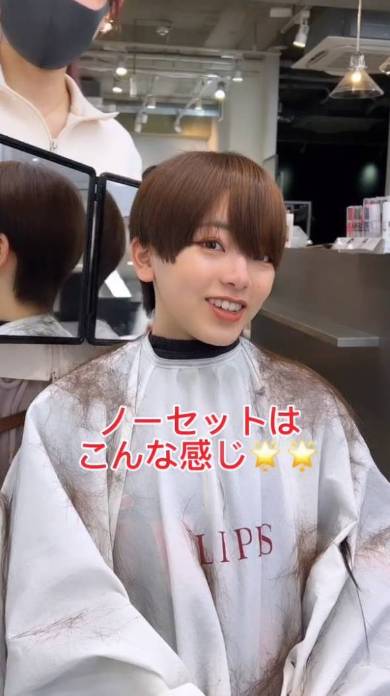 メンズカットをする女性