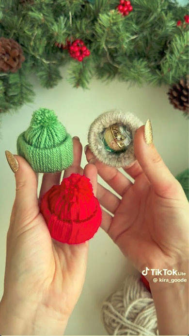 赤、白、緑の帽子型のチョコレートギフト