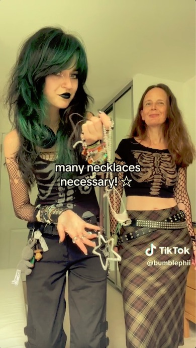 ネックレスを持つbeeさん