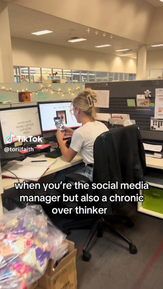 スマートフォンを操作する女性