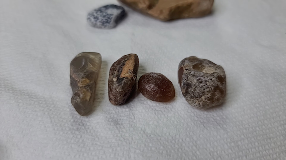 海で拾った赤い石を磨いたもの 海で拾った赤い石を磨いたもの