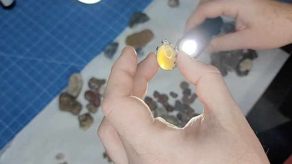 シトリンに裏から光をあてる