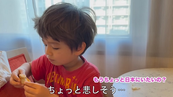 日本を離れなければならないことにショックを受ける長男