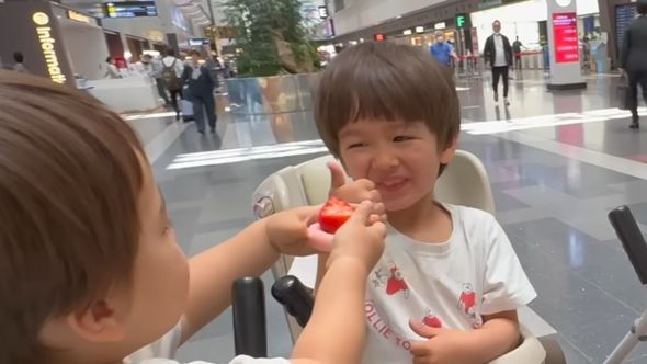 弟に苺大福を食べさせてもらい満面の笑顔で親指を立てる長男