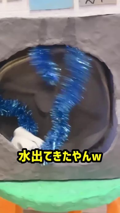 フタを開けて自作した洗濯機内部で水と洗濯物が一緒に動く様子
