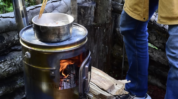 ストーブで鍋焼きうどん