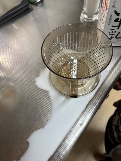コップと勘違いした子どもにより牛乳を注がれたコーヒードリッパー