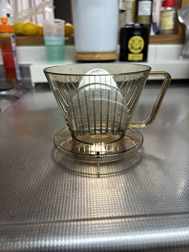 コップと勘違いした子どもにより牛乳を注がれたコーヒードリッパー