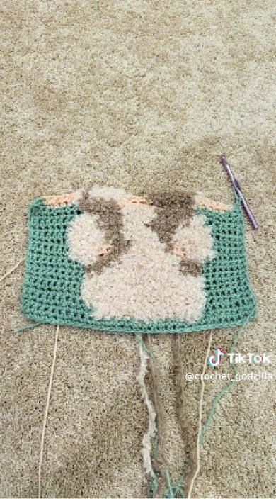 毛糸で編んだグレムリン