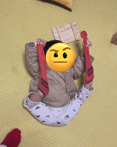 靴下を脱いでいる男の子