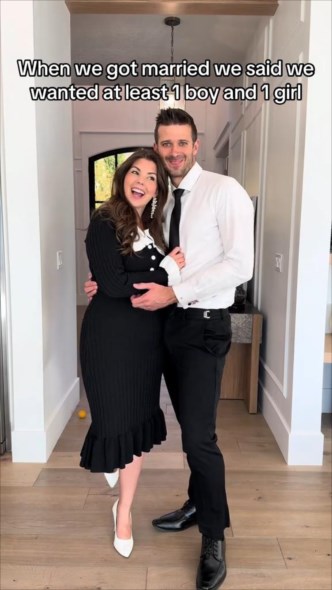 笑顔で寄り添う夫婦