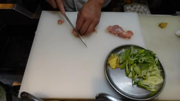 鶏もも肉をカット