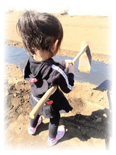 赤ちゃんの希空を抱っこする杉浦太陽