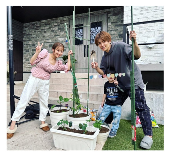 赤ちゃんの希空を抱っこする杉浦太陽