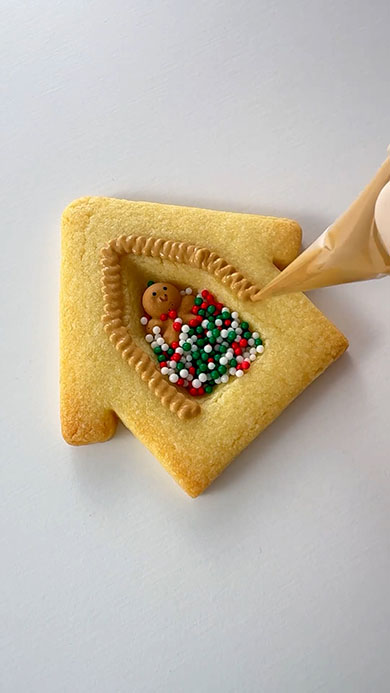 お菓子の家のクッキーを作っているところ