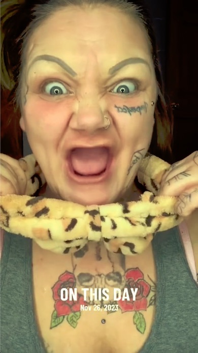 すっぴん状態のデンチャー・クイーンさん