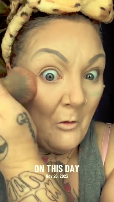 ファンデーションをブラシで塗りこむ様子