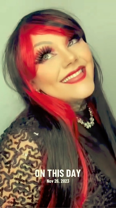 赤いアイメイク、リップメイクに赤と黒のウィッグを合わせた姿