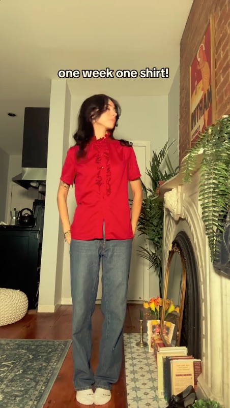 赤いフリルシャツとデニムのコーデ