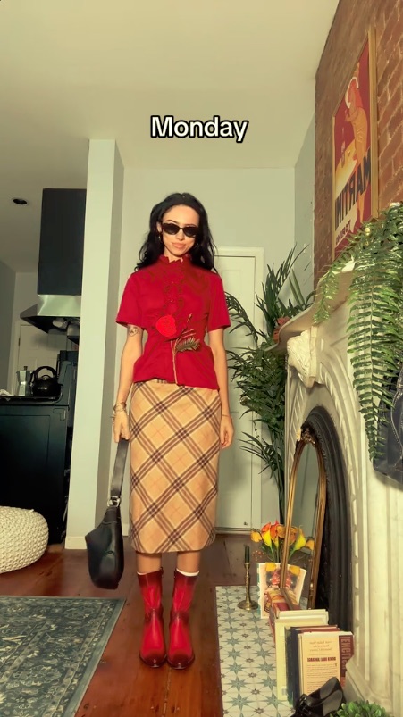 赤いシャツとチェックのベージュスカートを合わせたコーディネート