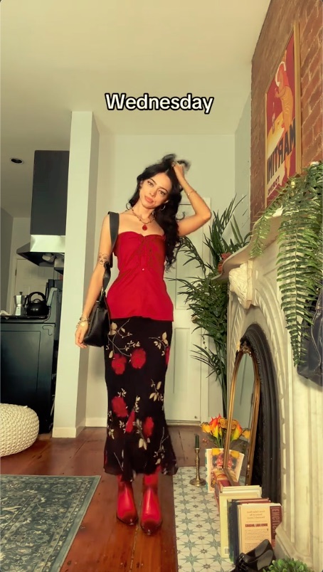 ベアトップ風の赤いシャツに黒地に赤い花柄のスカート