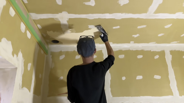 天井にしっくい塗り