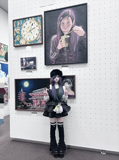 友達が描いたすっぴんで麺啜ってる私の油絵