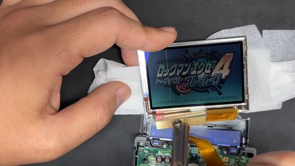 T字形のハンダごてをGBA SPの接点部分に当てて加熱