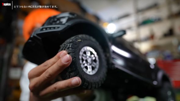 柔らかい素材でできているF150ラプターのラジコンカー