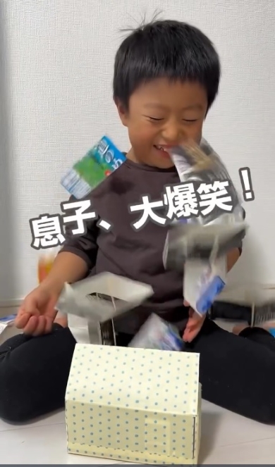 ビックリ箱に喜ぶ子供