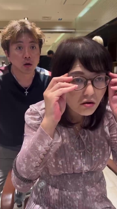 メガネをかける女性