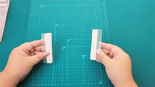 両手に透明クリアファイルから作ったパーツを持つ