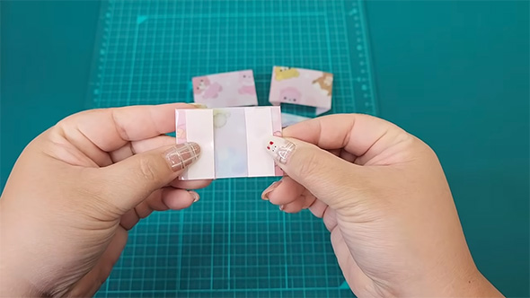 カードポケットを両手で持つ