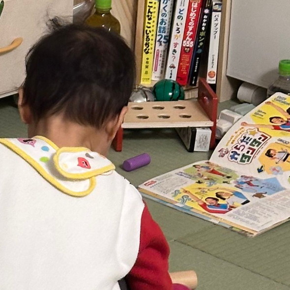 ネギを持っている1歳の男の子