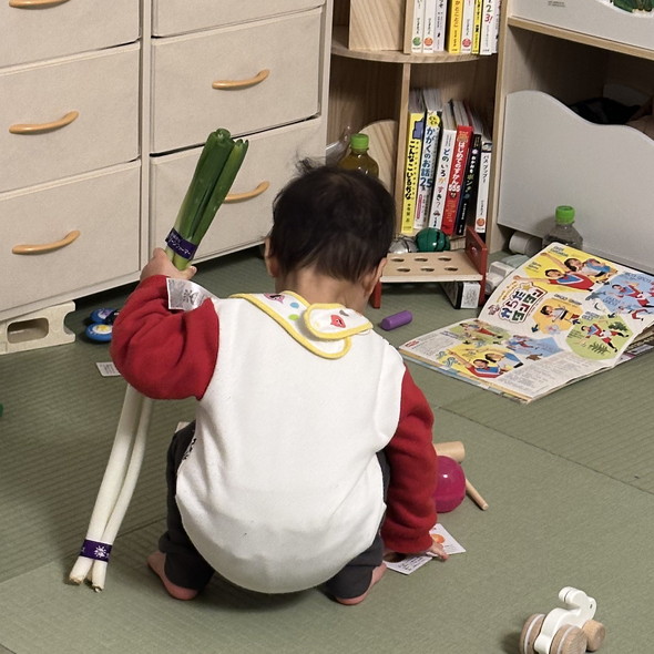 ネギを持っている1歳の男の子