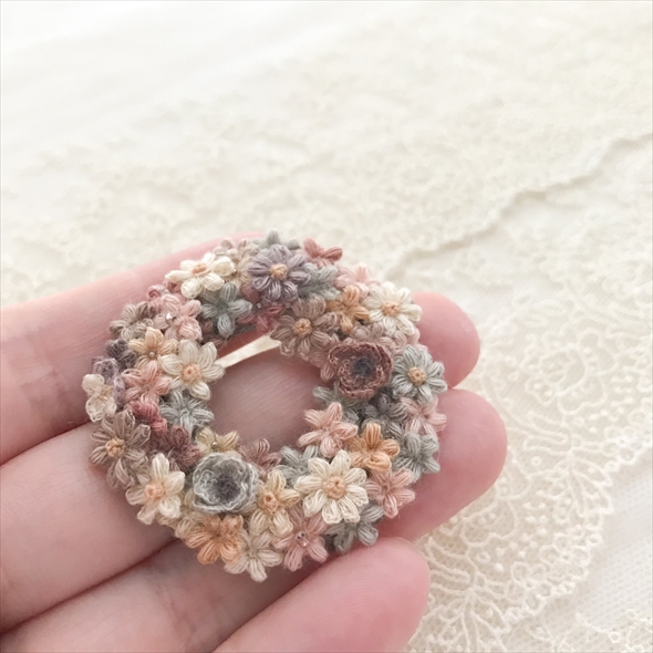 刺しゅう糸とレース針で編む花のブローチが繊細でステキ