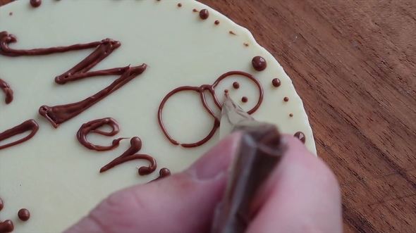 チョコレートプレートにチョコペンで書いていきます