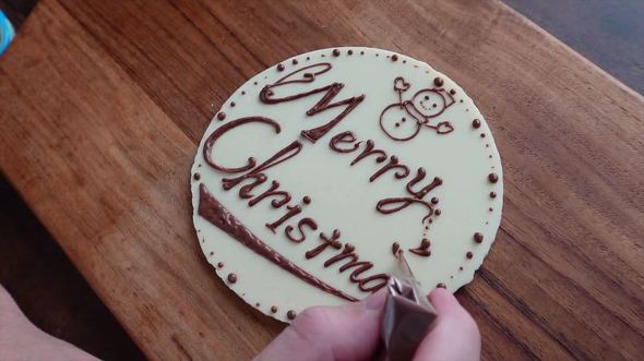 Merry Christmasの文字と雪だるま、装飾を