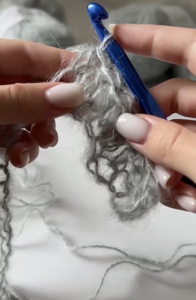 かぎ針で編んでいきます