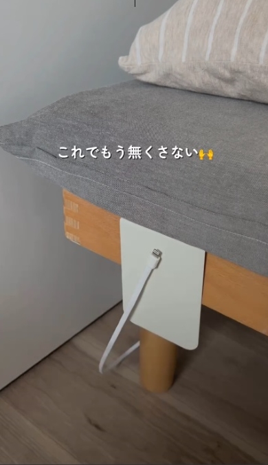 寝室でブックエンドを活用する様子